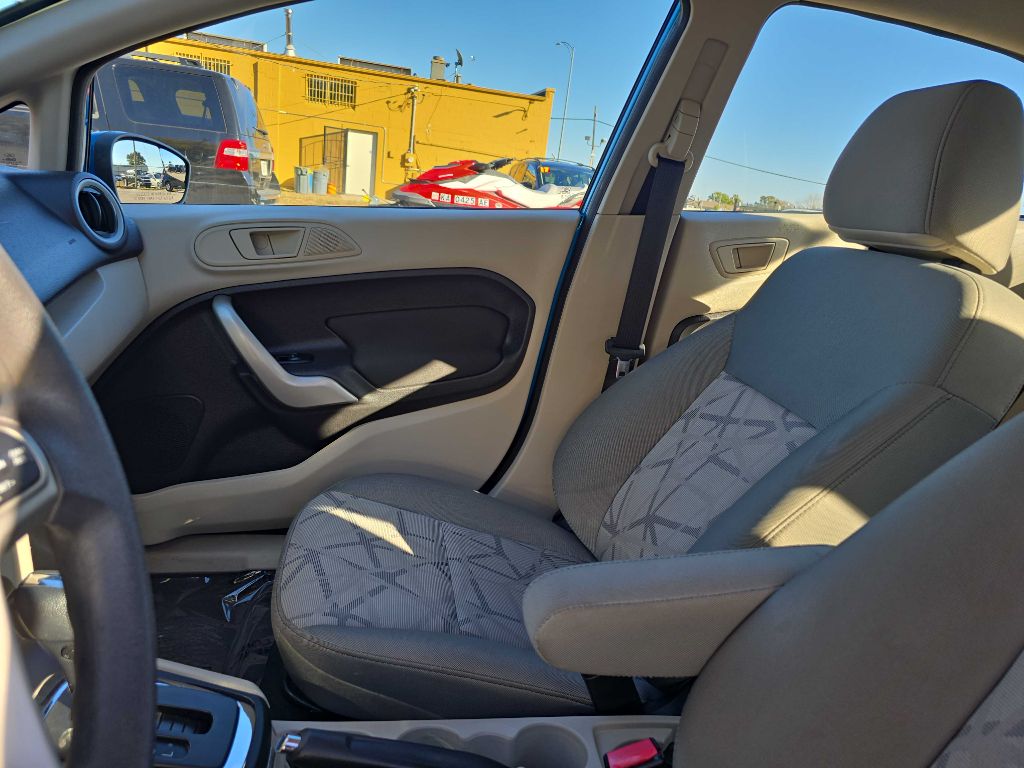 Photo 12 of this FORD FIESTA
