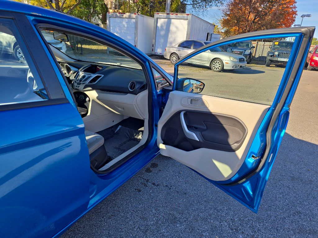 Photo 17 of this FORD FIESTA