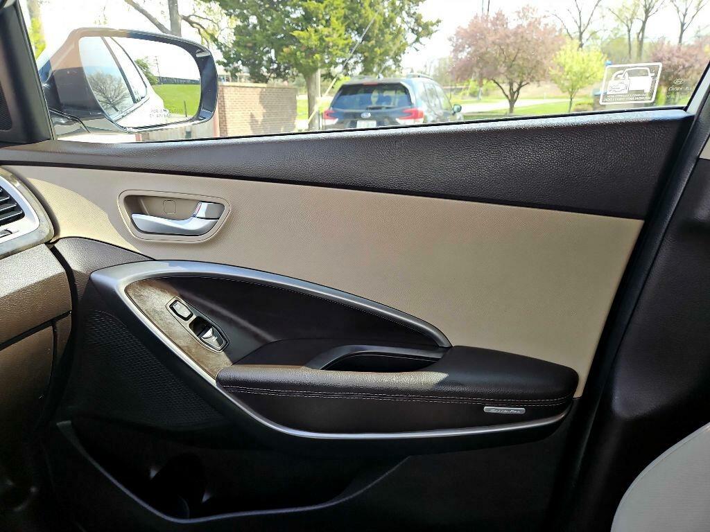 Photo 30 of this HYUNDAI SANTA FE SPORT