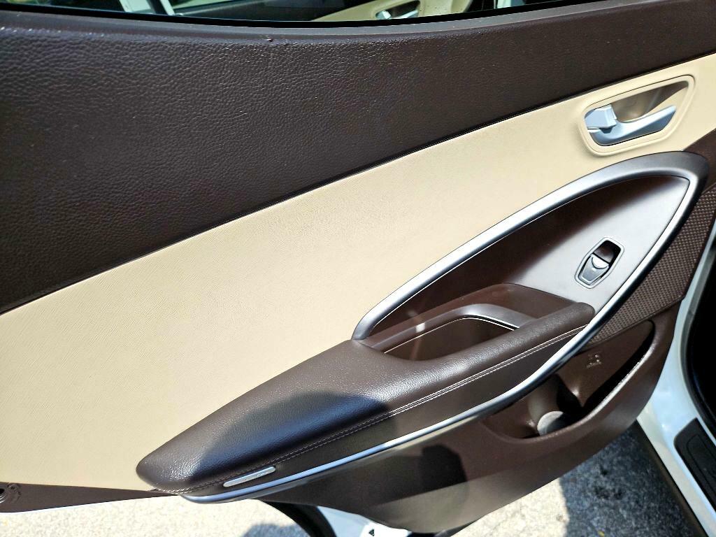 Photo 32 of this HYUNDAI SANTA FE SPORT