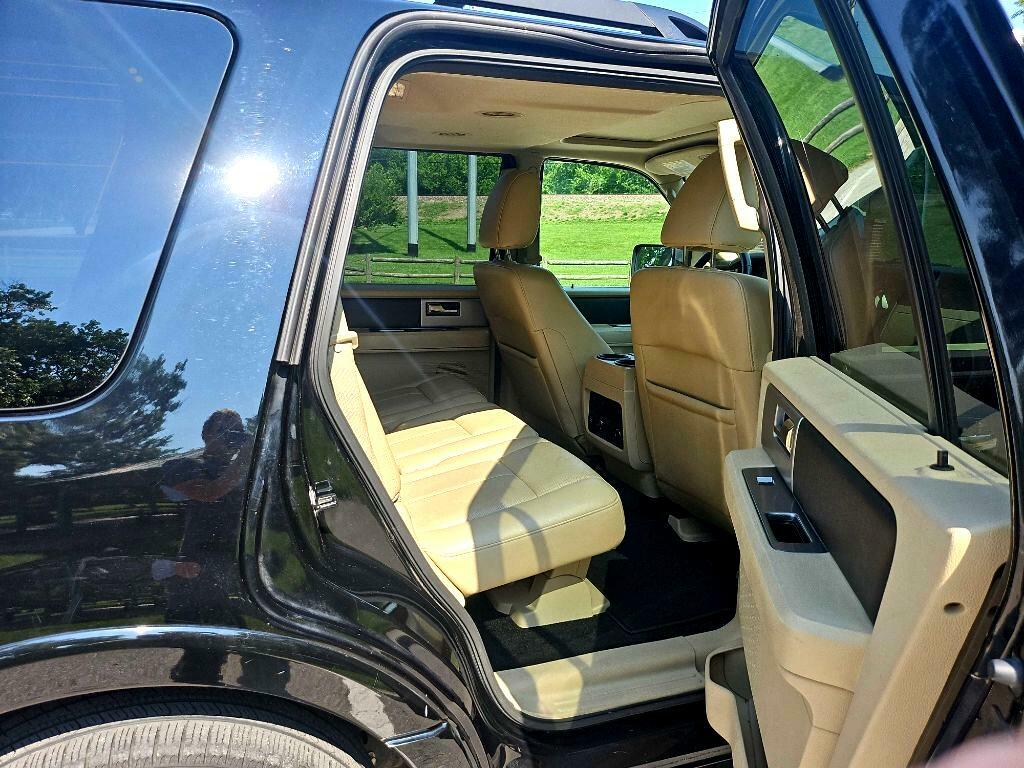 Photo 30 of this FORD EXPEDITION