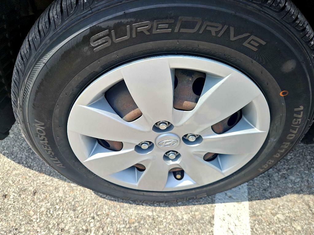 Photo 9 of this HYUNDAI ACCENT