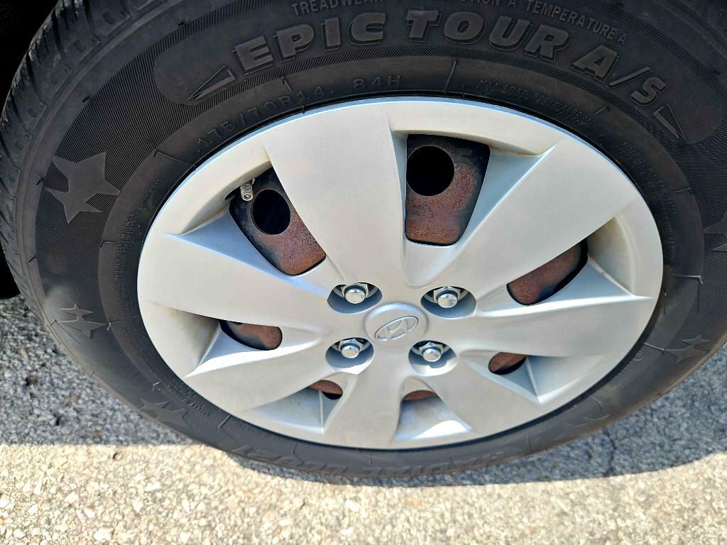 Photo 13 of this HYUNDAI ACCENT