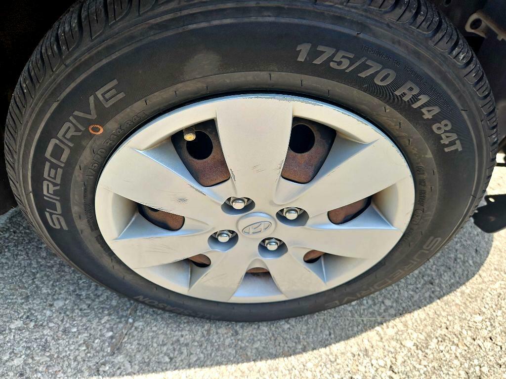 Photo 16 of this HYUNDAI ACCENT