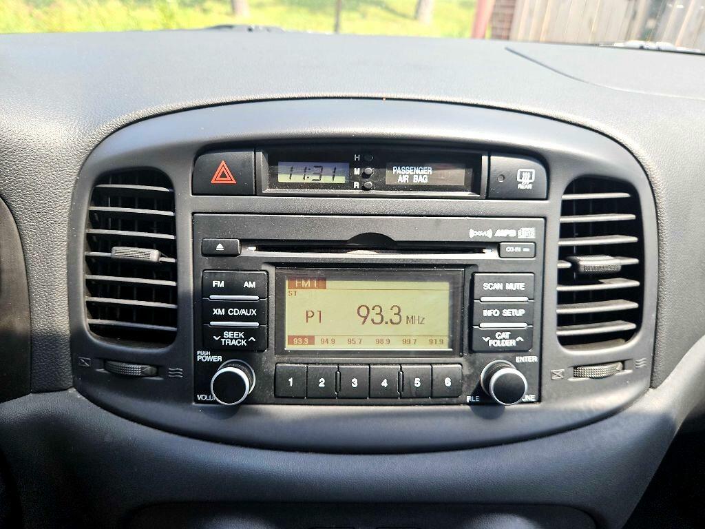 Photo 25 of this HYUNDAI ACCENT