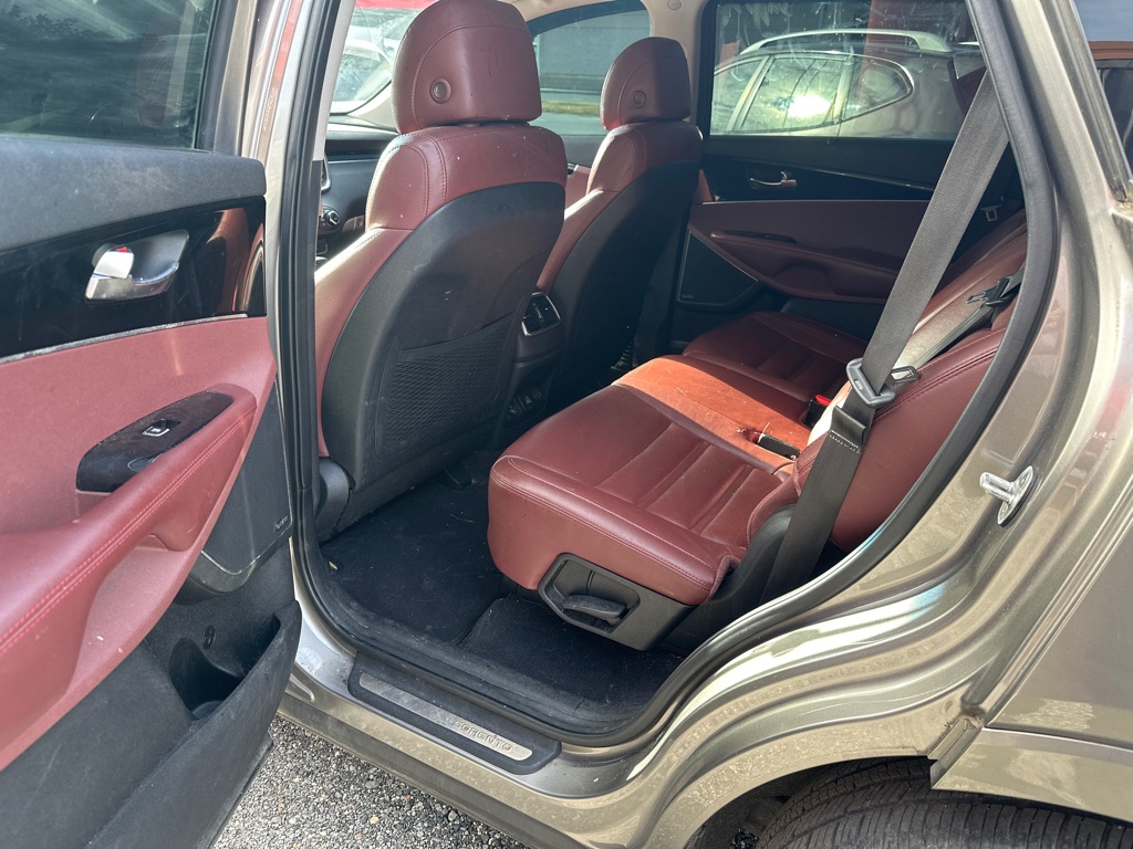 Additional photo of vehicle.