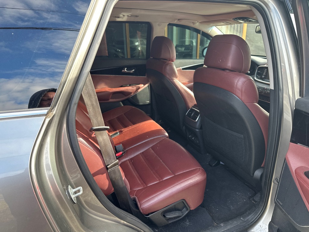 Additional photo of vehicle.