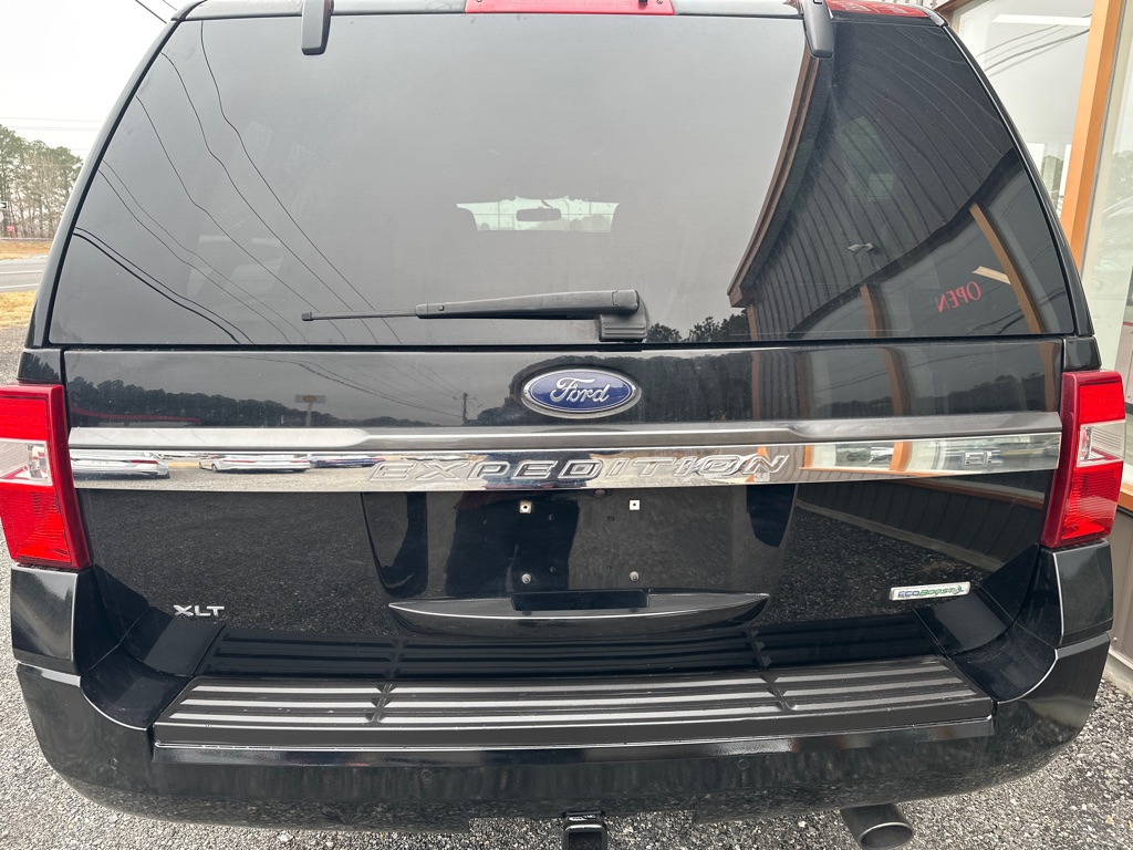 Additional photo of vehicle.
