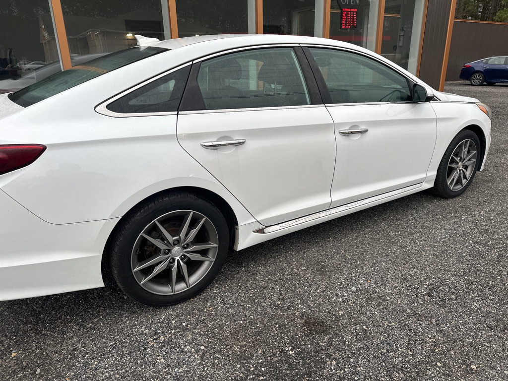 Additional photo of vehicle.