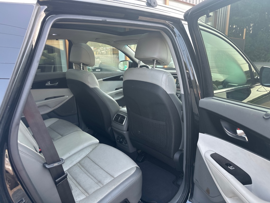 Additional photo of vehicle.