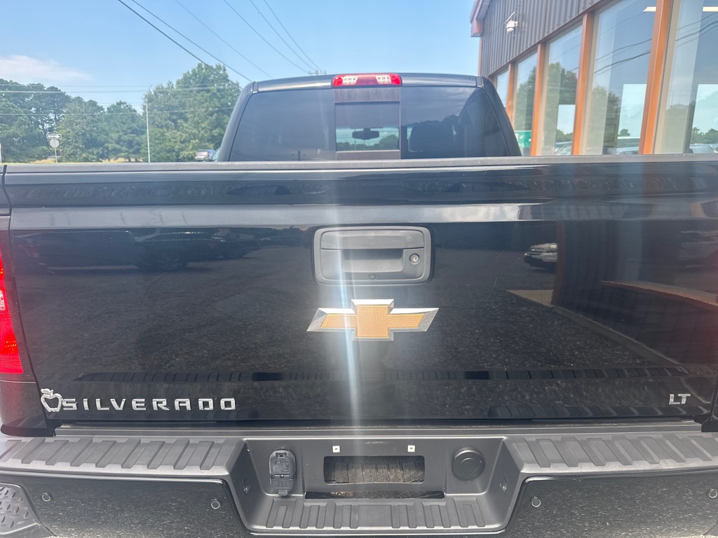 Additional photo of vehicle.