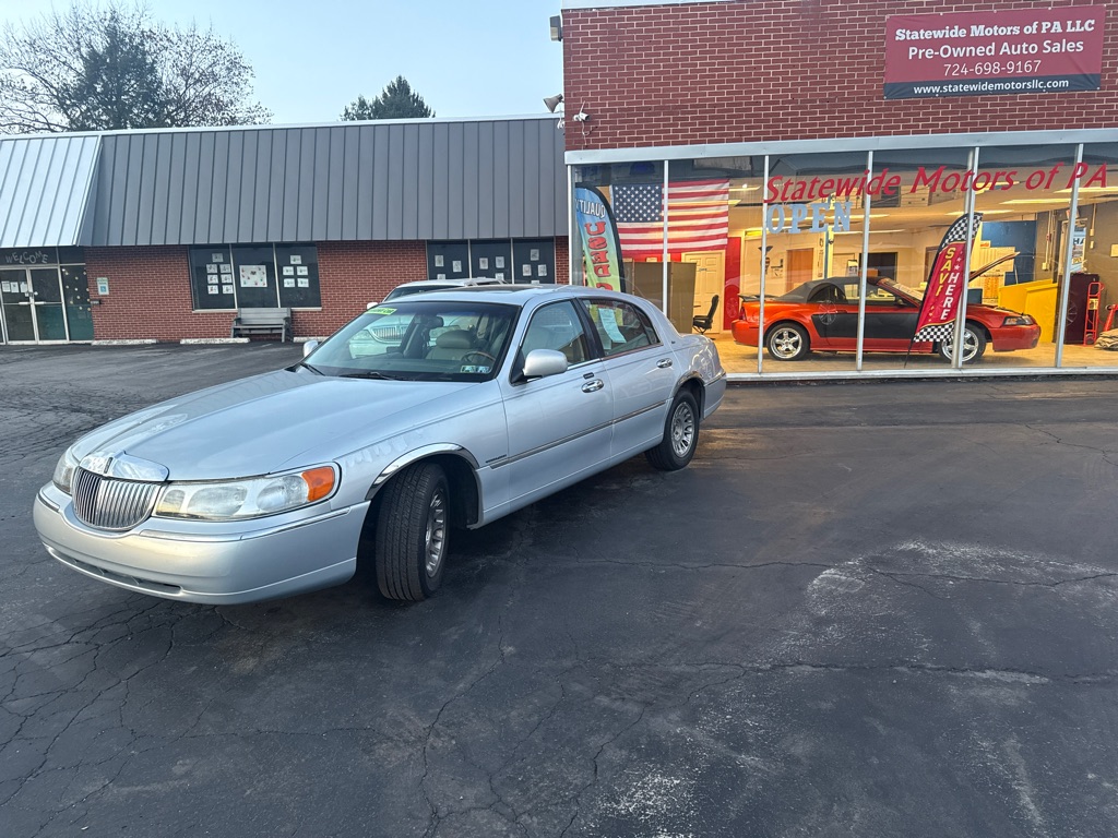 Photo 9 of this LINCOLN TOWN CAR