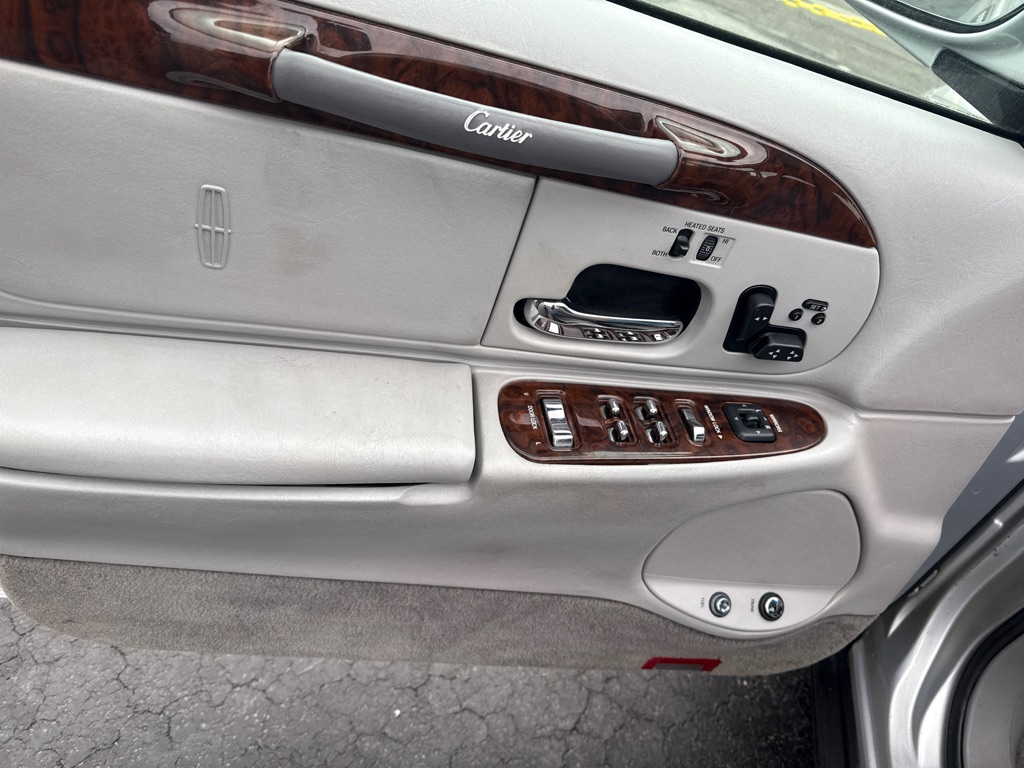 Photo 4 of this LINCOLN TOWN CAR