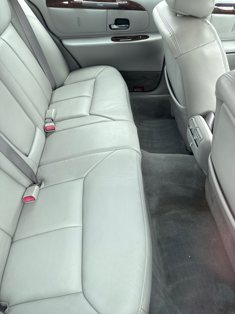 Photo 2 of this LINCOLN TOWN CAR