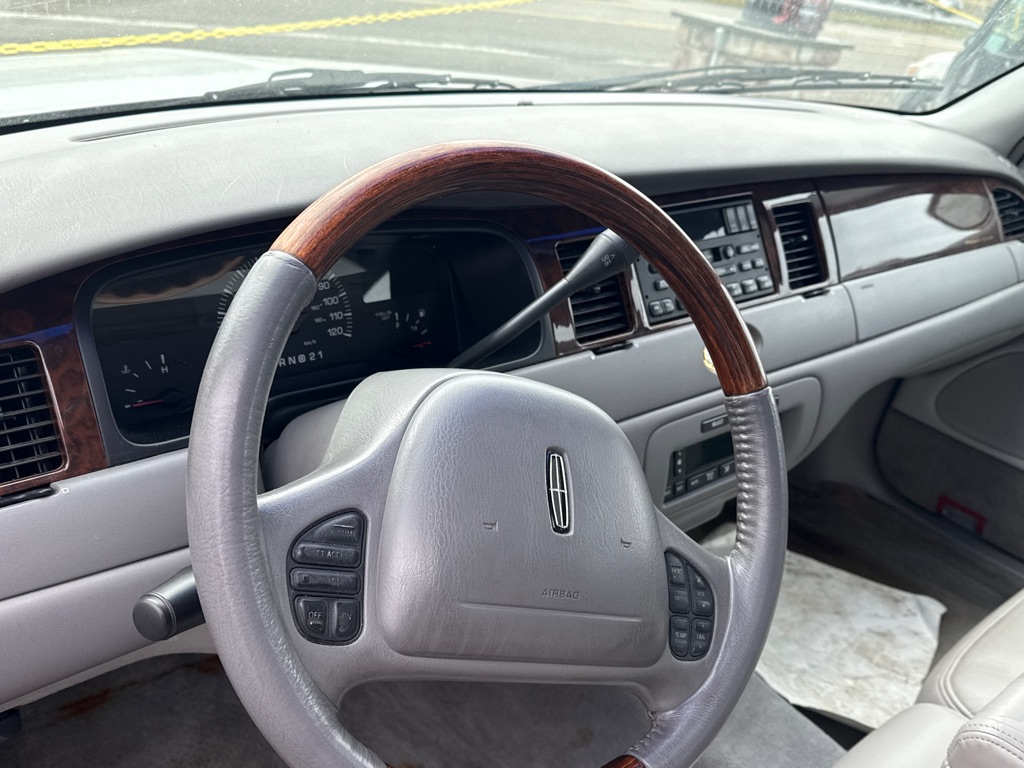 Photo 3 of this LINCOLN TOWN CAR