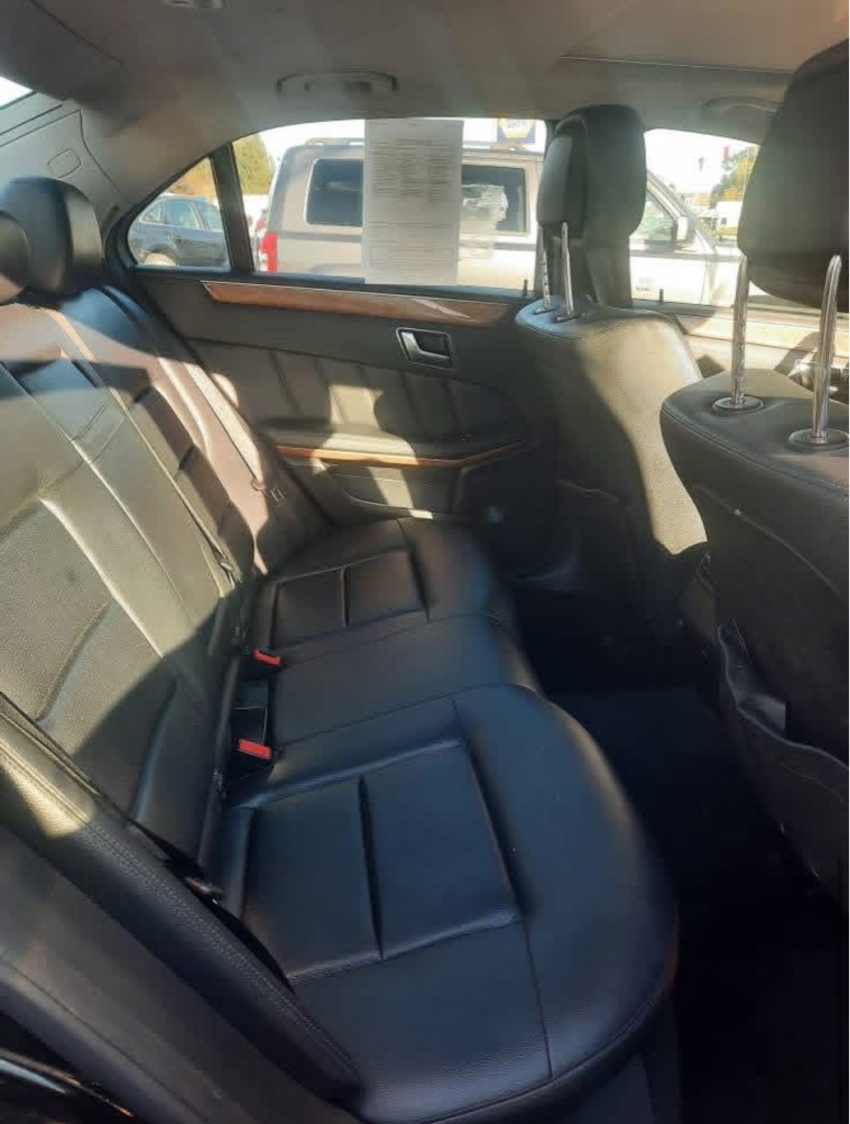 Photo 4 of this MERCEDES-BENZ E-CLASS