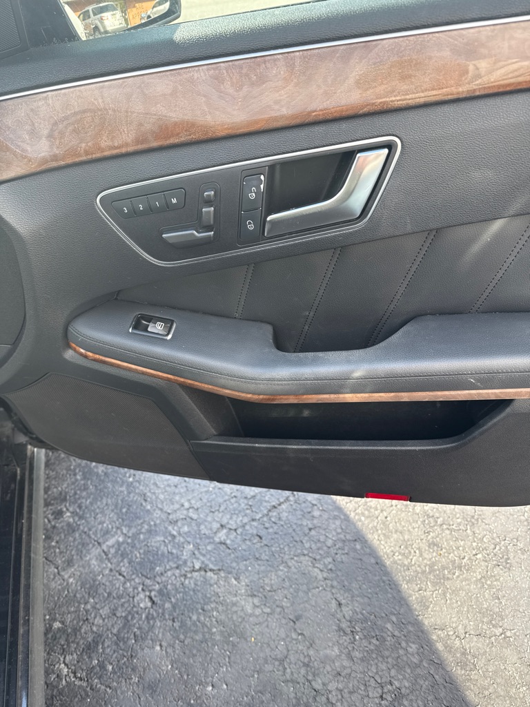 Photo 11 of this MERCEDES-BENZ E-CLASS