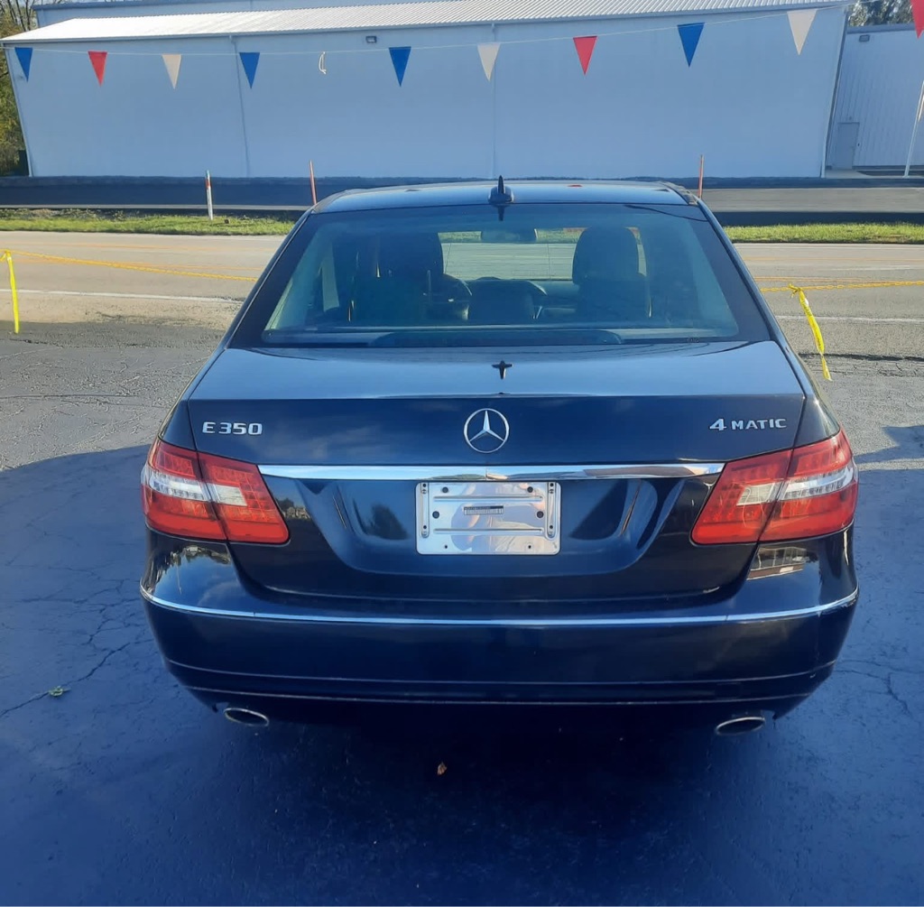 Photo 9 of this MERCEDES-BENZ E-CLASS