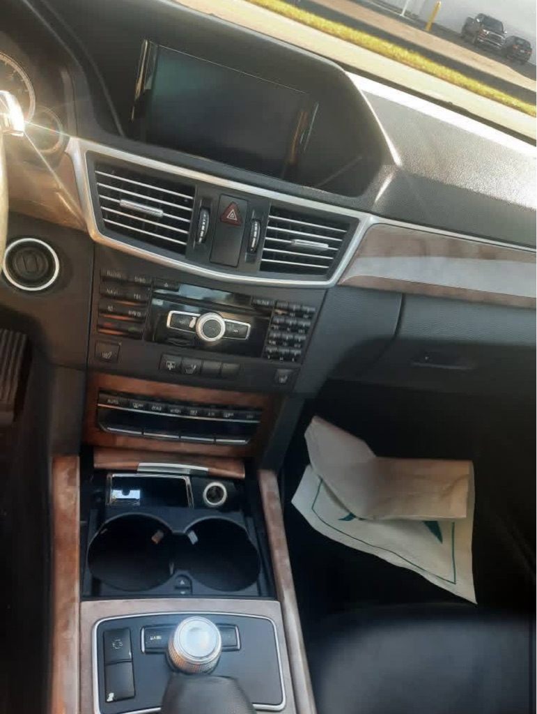 Photo 3 of this MERCEDES-BENZ E-CLASS