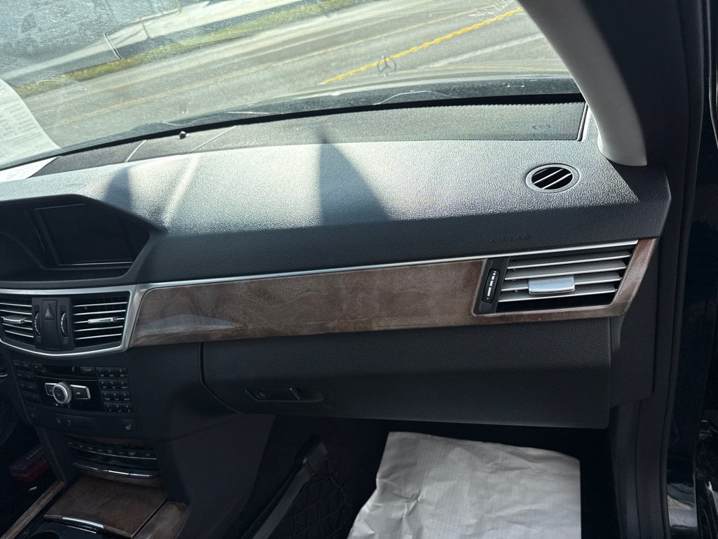 Photo 13 of this MERCEDES-BENZ E-CLASS