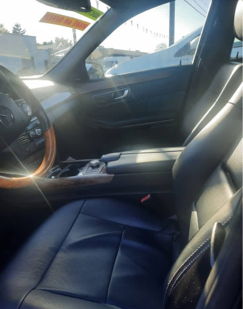 Photo 2 of this MERCEDES-BENZ E-CLASS