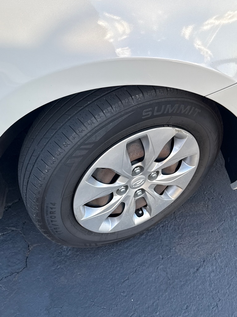 Photo 9 of this HYUNDAI ACCENT