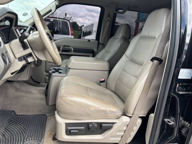 Photo 3 of this FORD F-350 SUPERDUTY