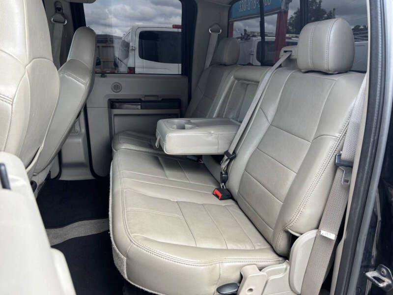 Photo 5 of this FORD F-350 SUPERDUTY