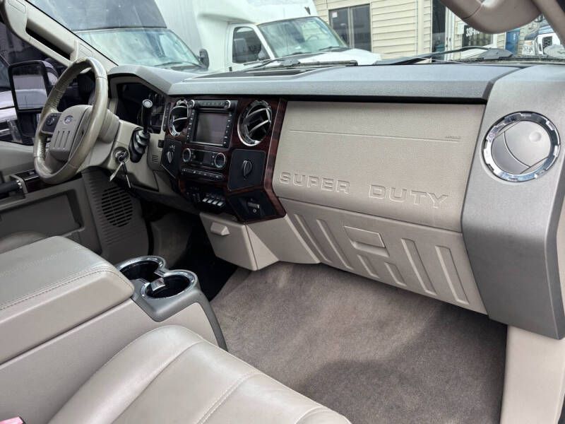 Photo 7 of this FORD F-350 SUPERDUTY