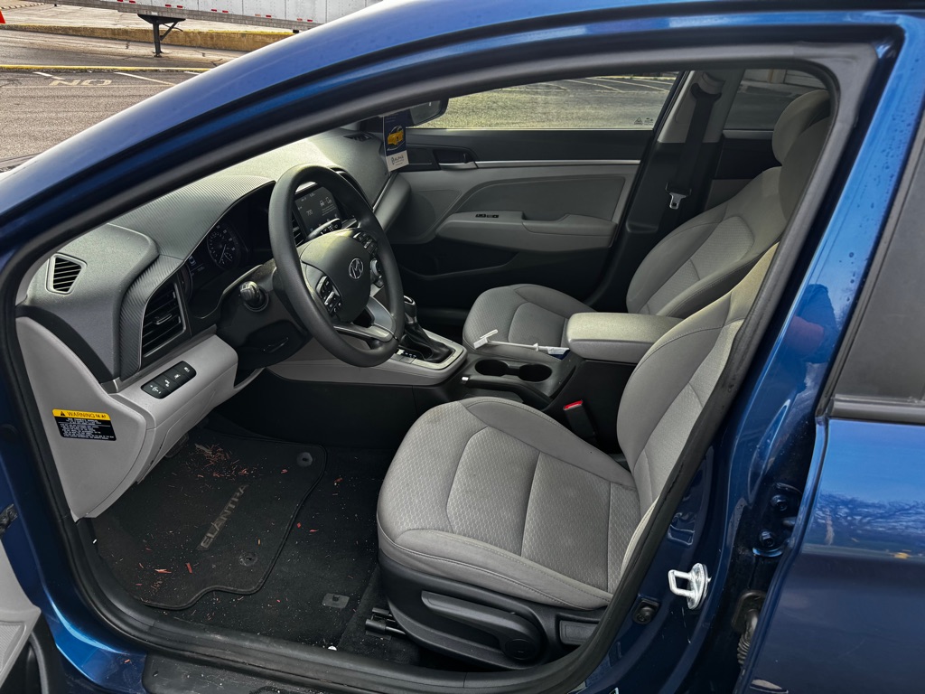 Photo 8 of this HYUNDAI ELANTRA