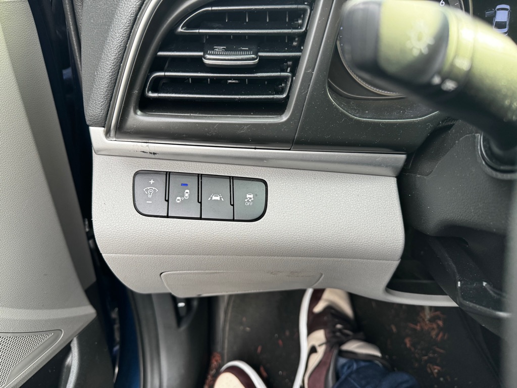 Photo 18 of this HYUNDAI ELANTRA