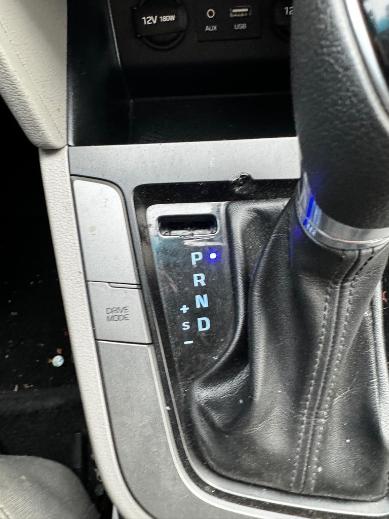 Photo 23 of this HYUNDAI ELANTRA