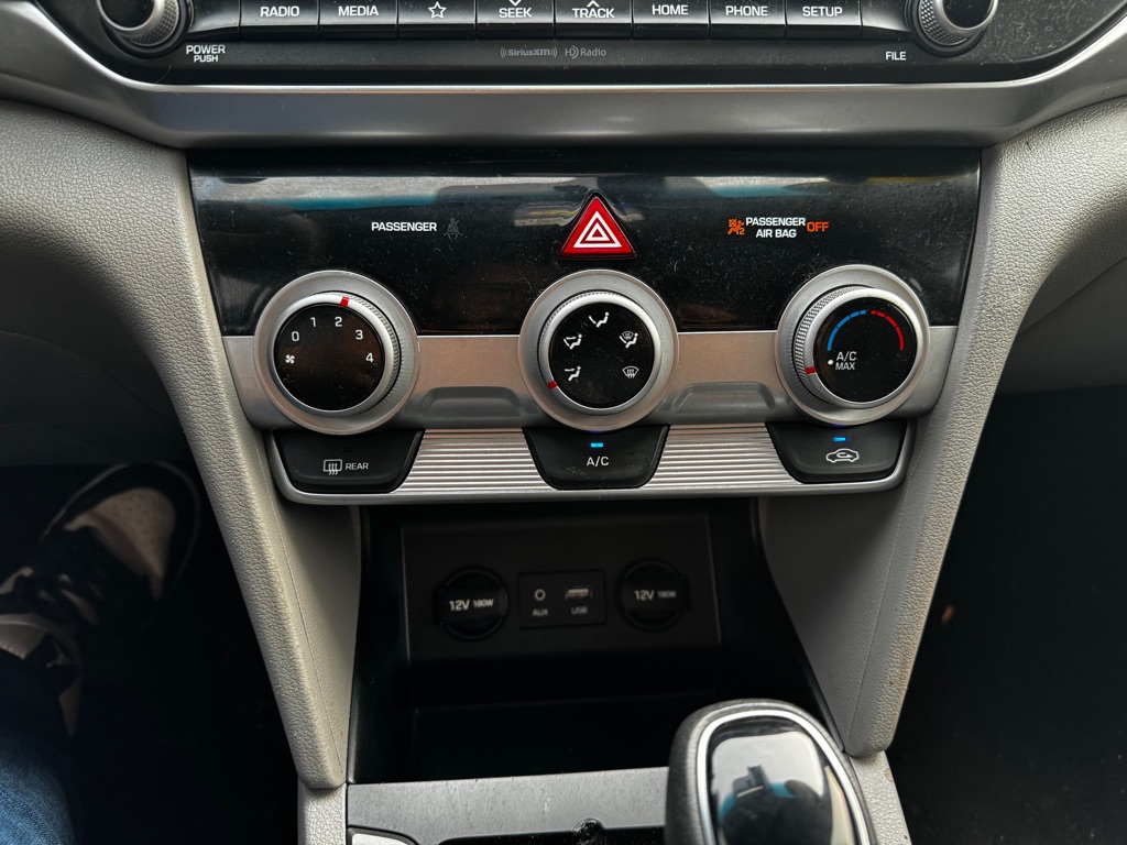 Photo 25 of this HYUNDAI ELANTRA