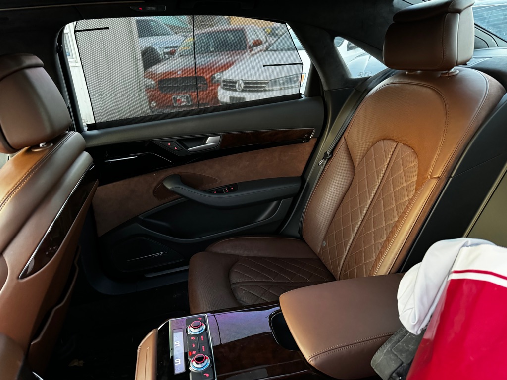 Photo 12 of this AUDI A8 L