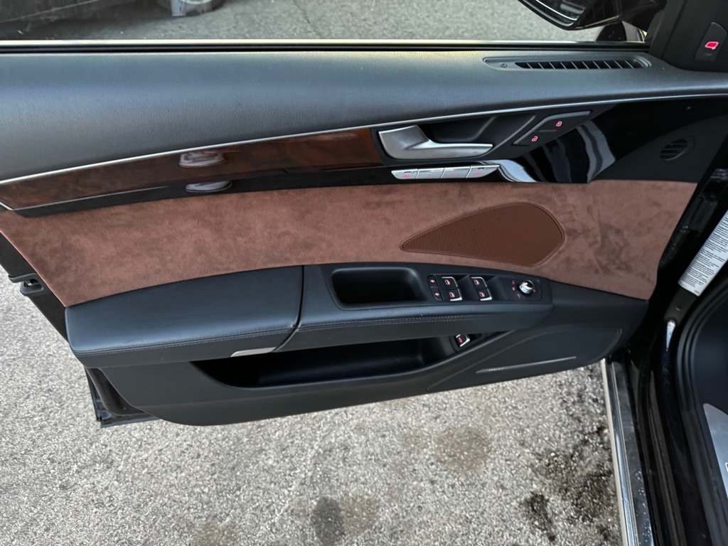 Photo 9 of this AUDI A8 L