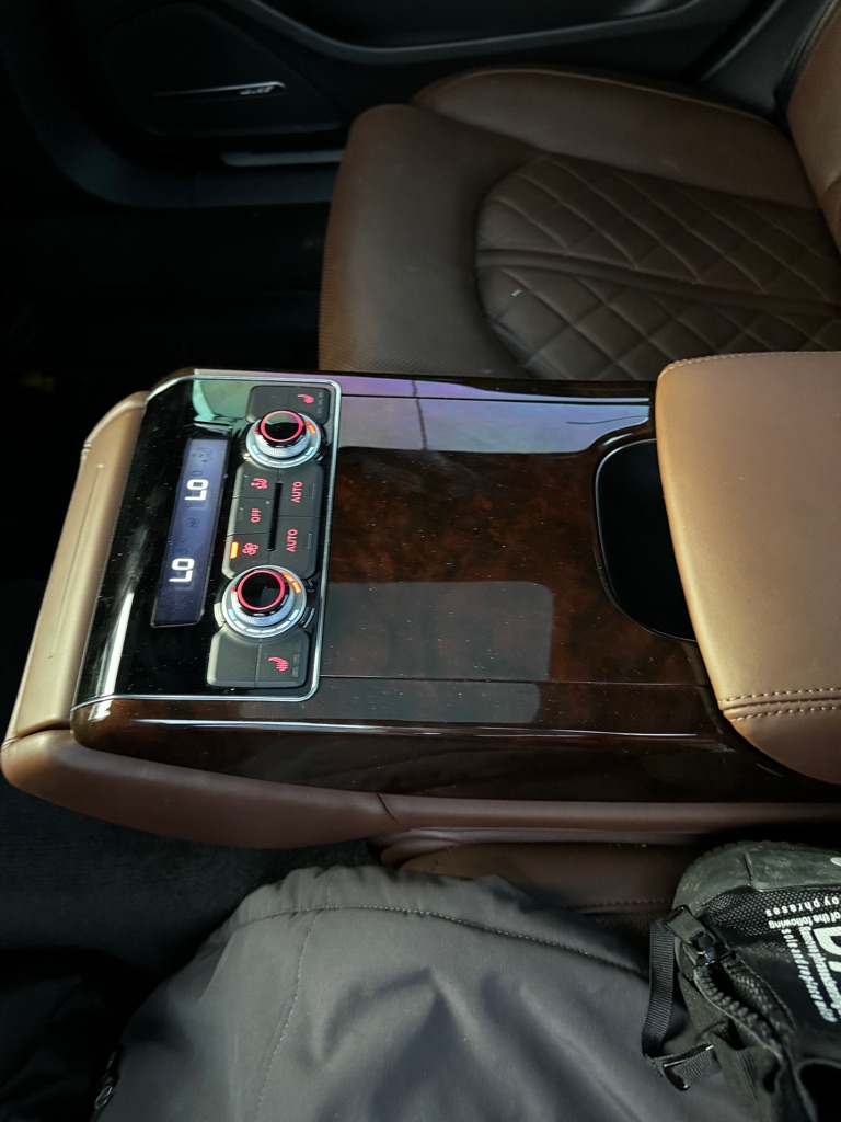 Photo 11 of this AUDI A8 L