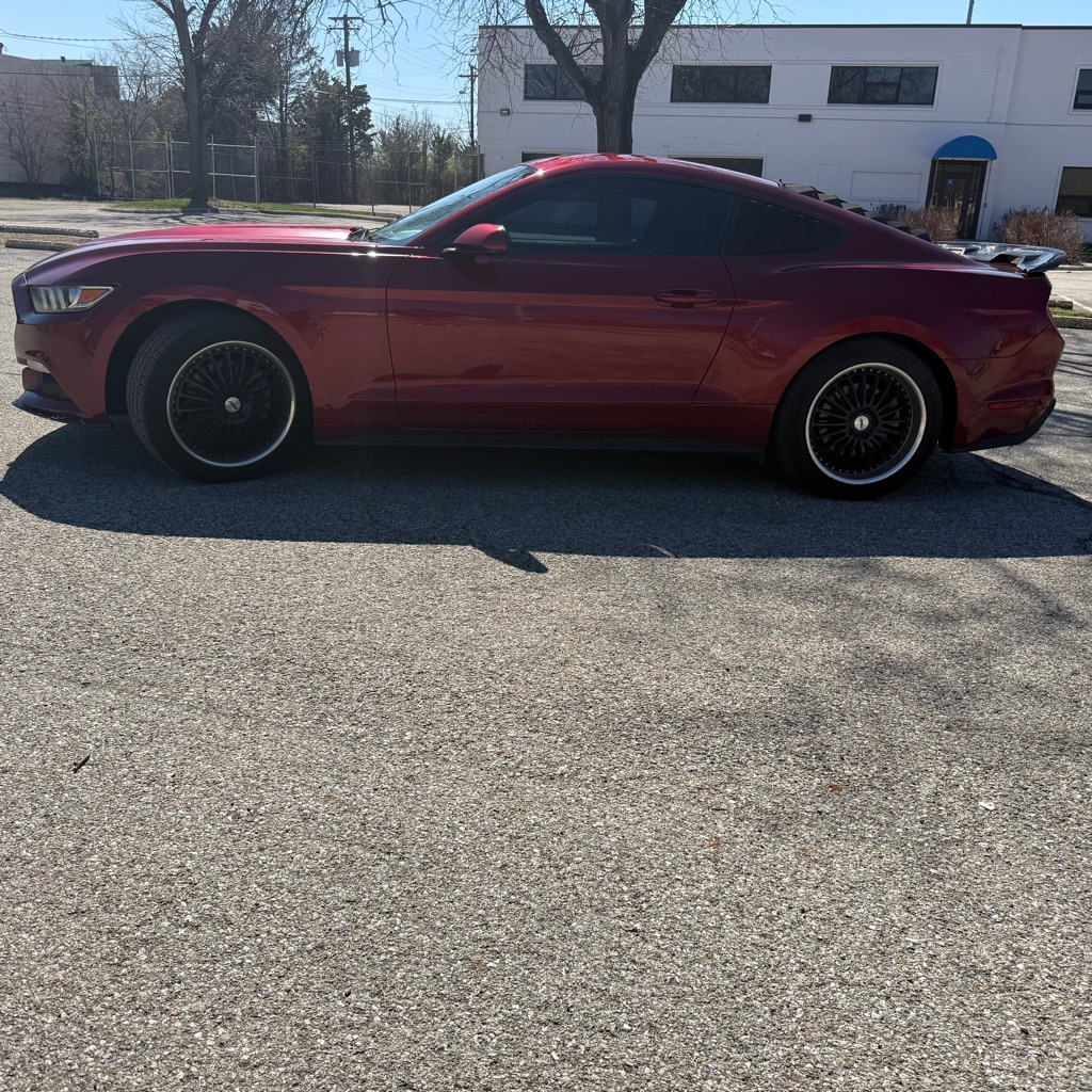 Photo 2 of this FORD MUSTANG