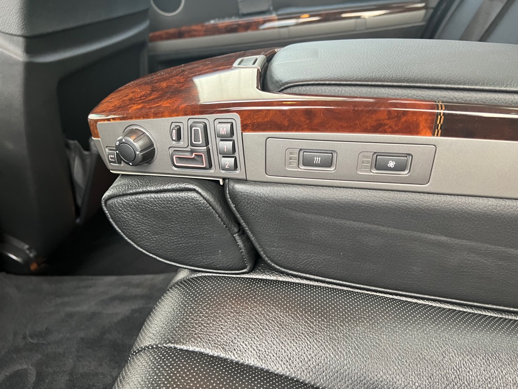 Photo 24 of this BMW 7 SERIES