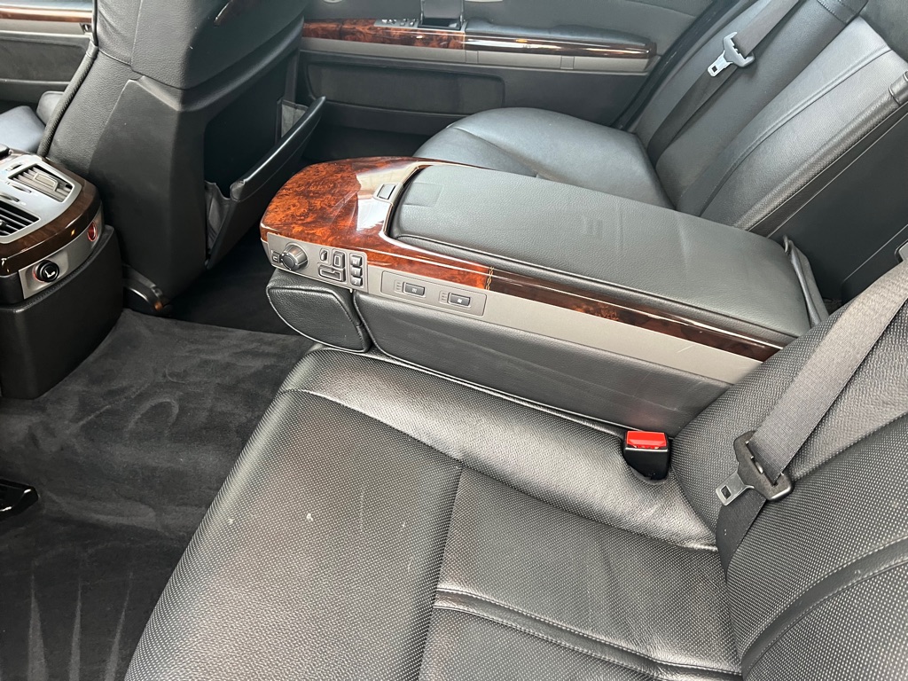 Photo 22 of this BMW 7 SERIES