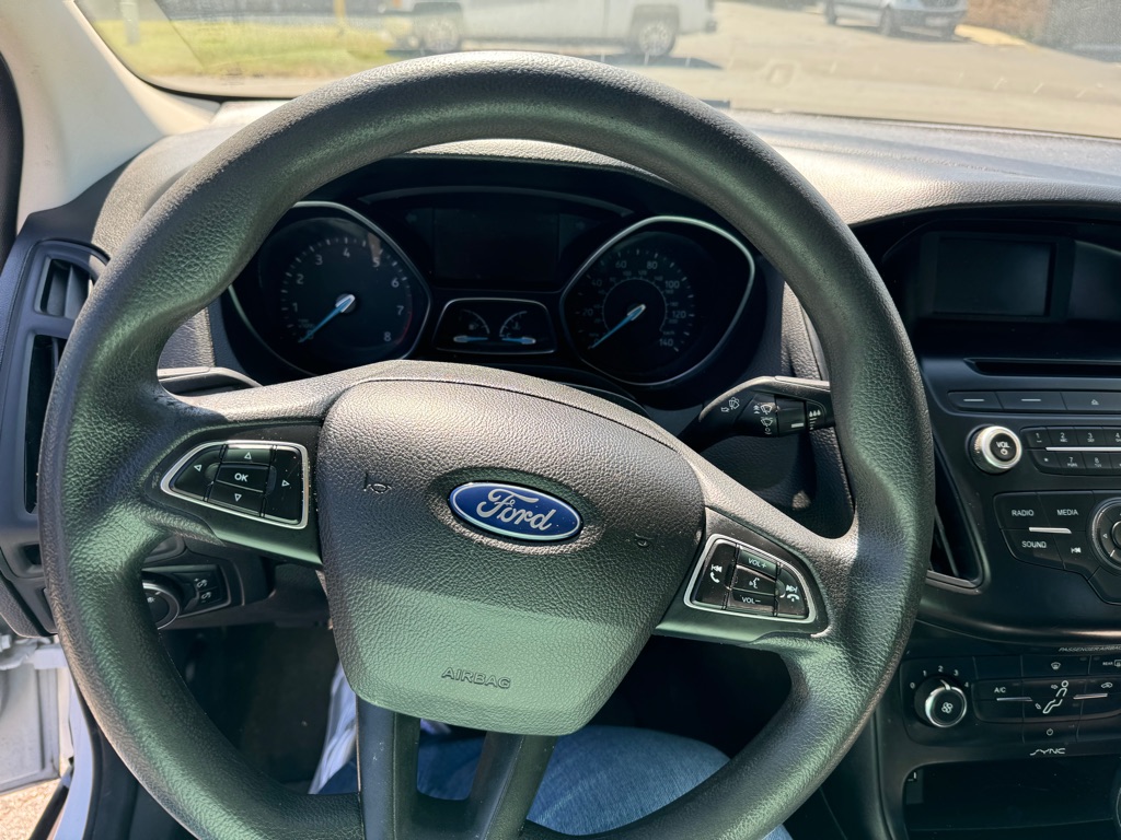 Photo 11 of this FORD FOCUS