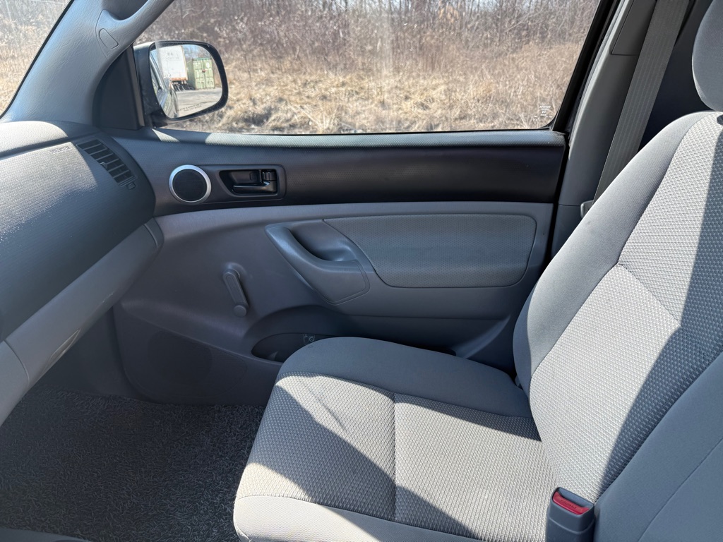 Photo 21 of this TOYOTA TACOMA