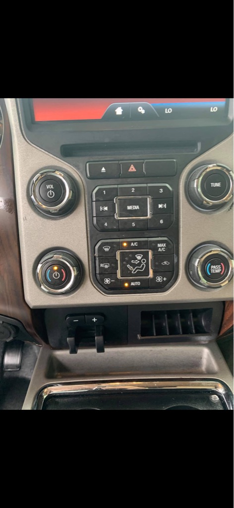 Photo 18 of this FORD F-350 SUPER DUT