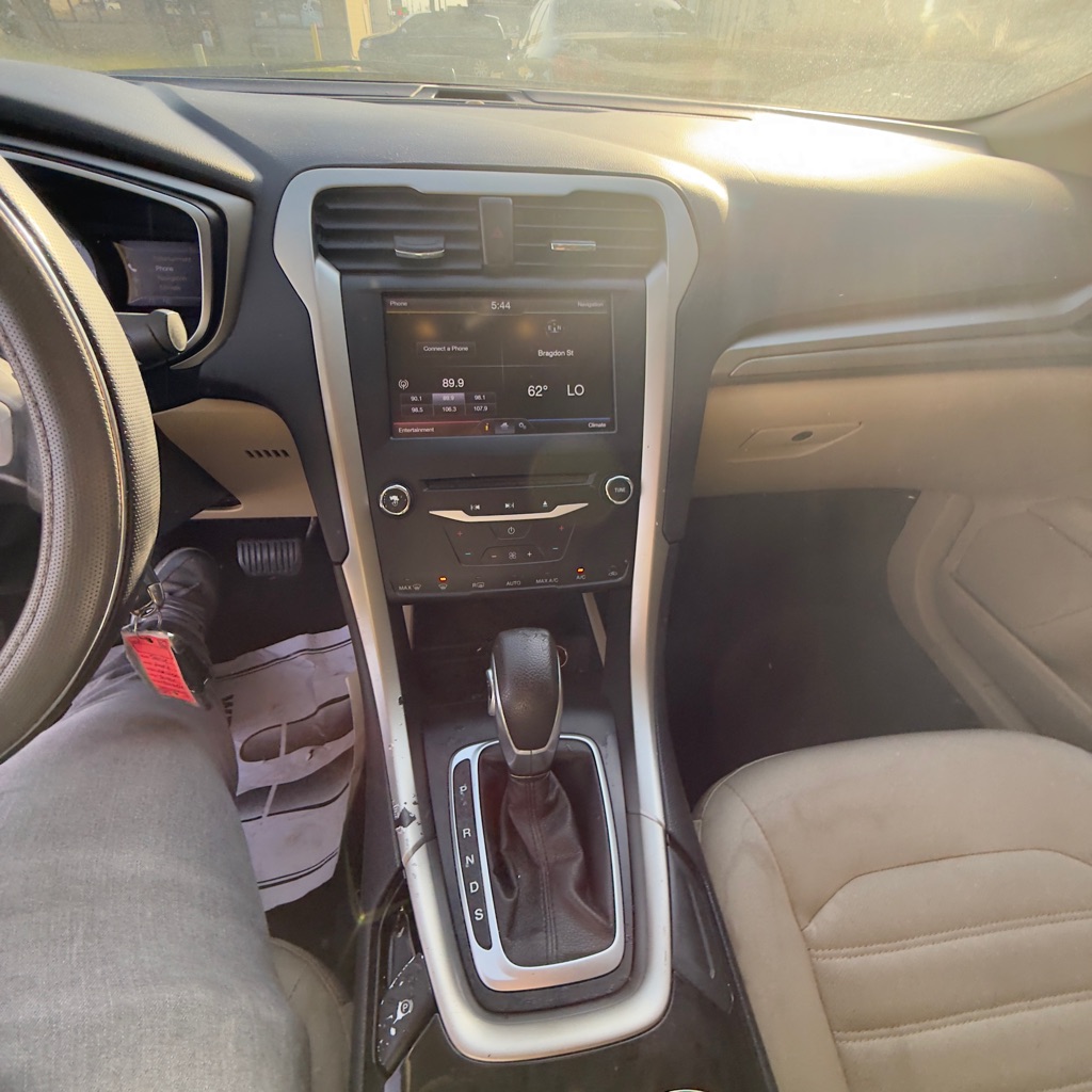 Photo 14 of this FORD FUSION