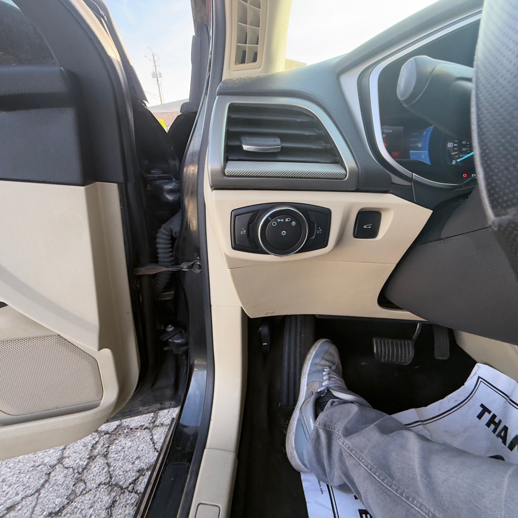Photo 19 of this FORD FUSION