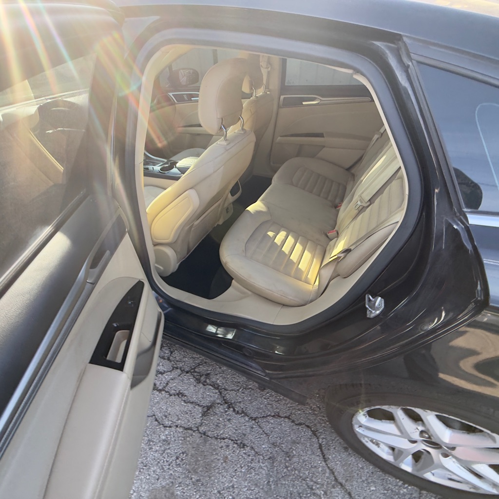 Photo 10 of this FORD FUSION