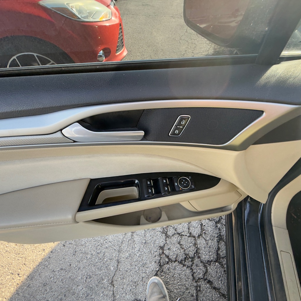 Photo 11 of this FORD FUSION