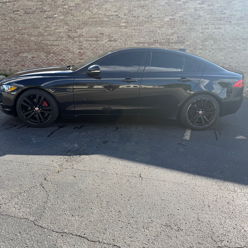 Photo 3 of this JAGUAR XE