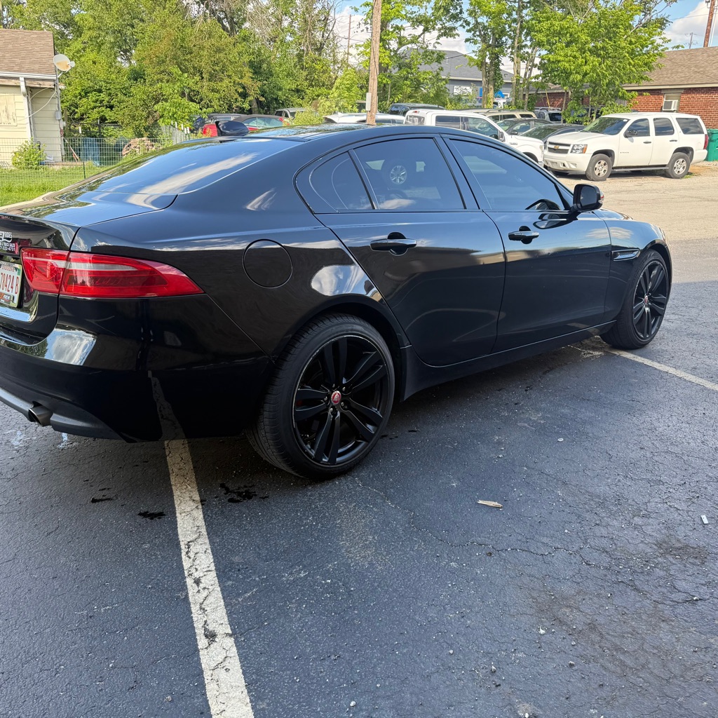 Photo 5 of this JAGUAR XE