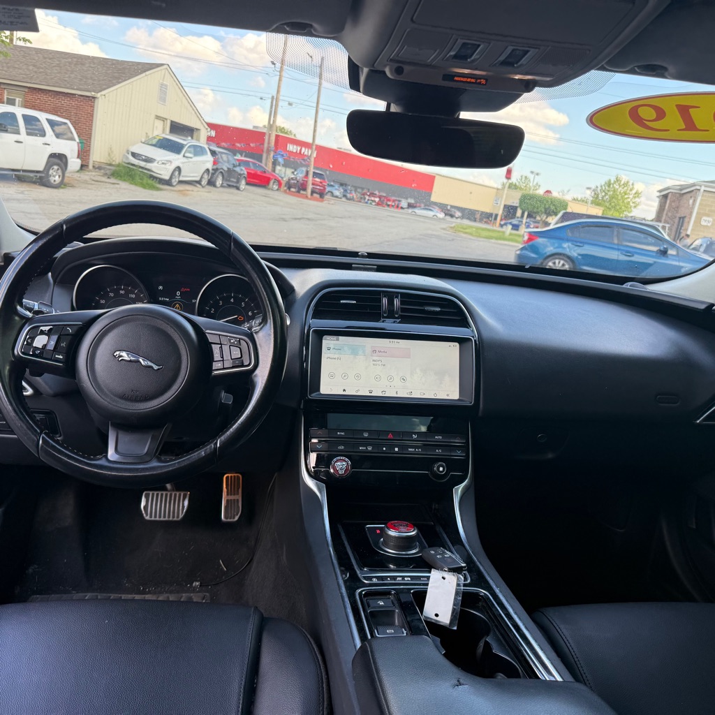 Photo 13 of this JAGUAR XE