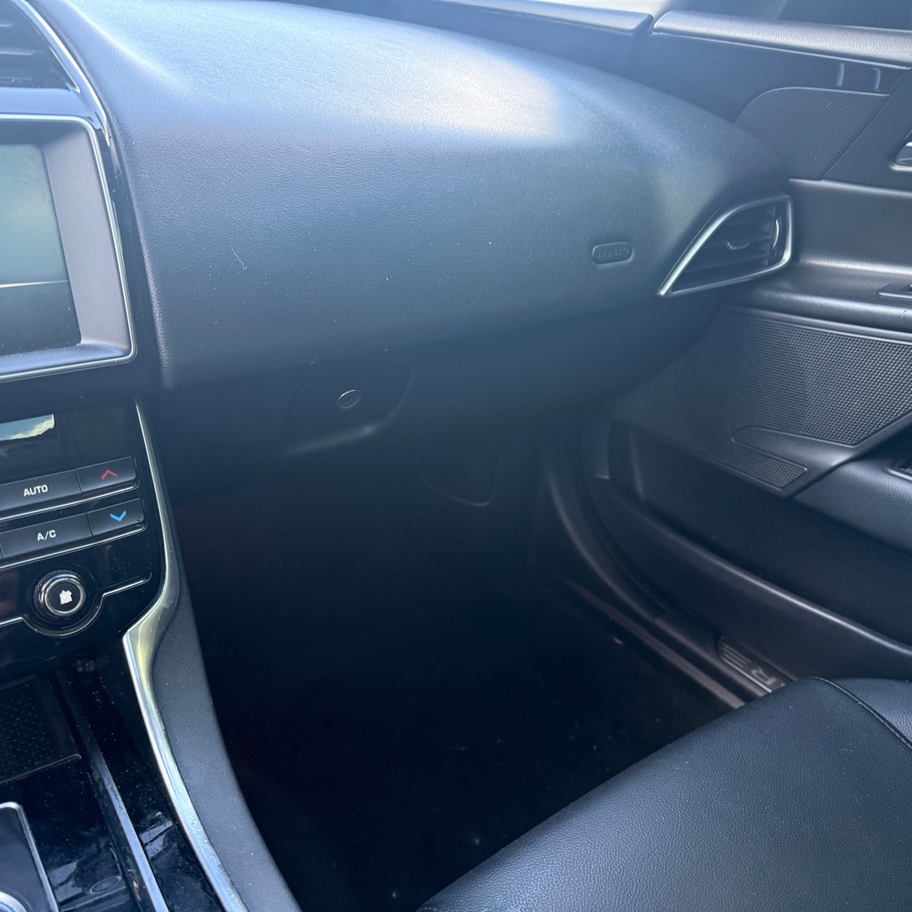 Photo 20 of this JAGUAR XE